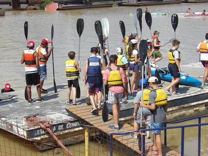 La escuela de Canotaje cruzó a la Isla Curupí.
