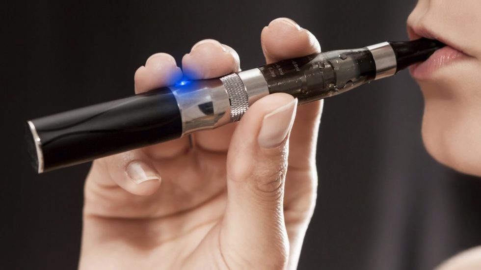 Los riesgos de usar cigarros electrónicos.