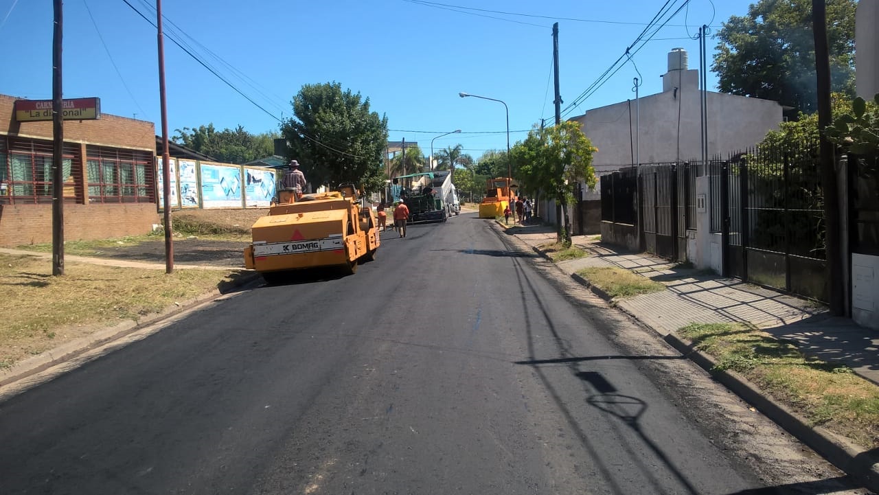 Continúan los trabajos de repavimentación en calle Alvarado.