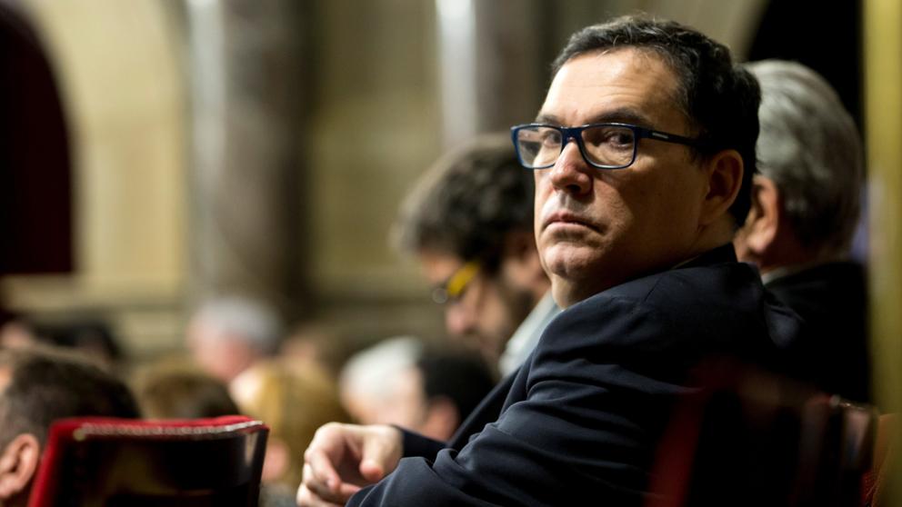 El abogado de Carles Puigdemont, Jaume Alonso-Cuevillas, presenció el pleno del Parlament ayer (Quique García / EFE)