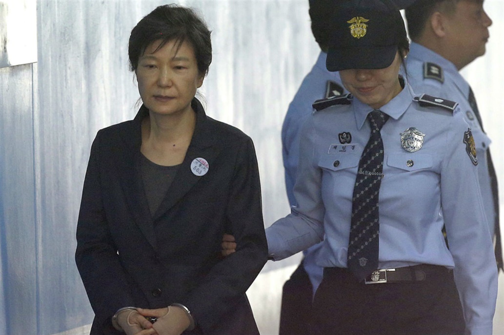 La primera presidenta de Corea del Sur fue condenada a 24 años de prisión por corrupción.