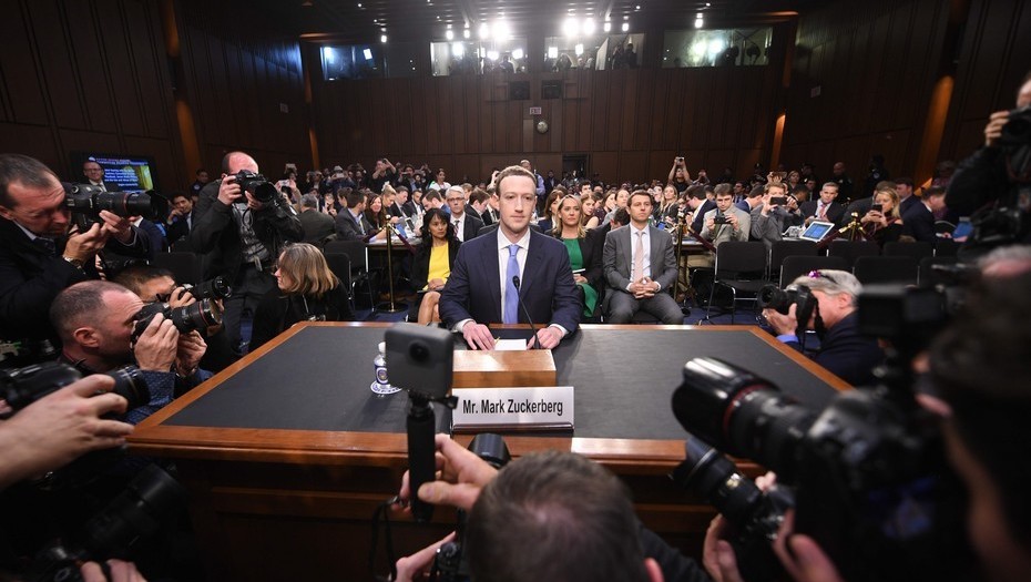Mark Zuckerberg, CEO de Facebook, da su testimonio en el Senado norteamericano. / AFP