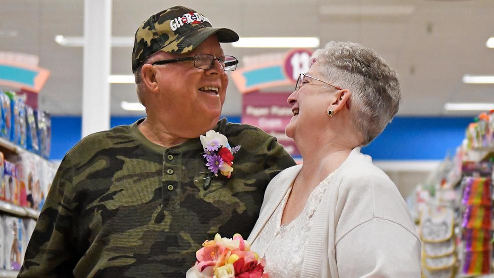 Larry Spiering, y Becky Smith, se casaron en el super.