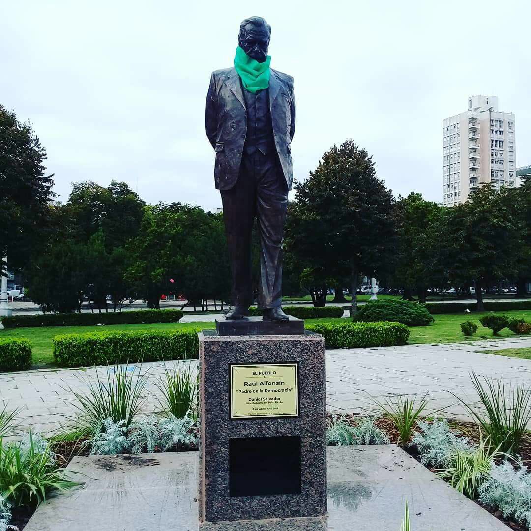 Raúl Alfonsín: su estatua con pañuelo verde.