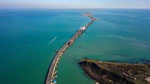 El puente sobre el mar que la une a Crimea.