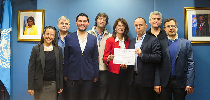 Andrés Pichon-Riviere, director ejecutivo del Instituto de Efectividad Clínica y Sanitaria (IECS) con integrantes de su equipo, junto a la representante de OPS/OMS en Argentina, Maureen Birmingham; y el consultor de Enfermedades no Transmisibles de OPS/OMS Argentina, Sebastián Laspiur.<br />Créditos: OPS/OMS Argentina.