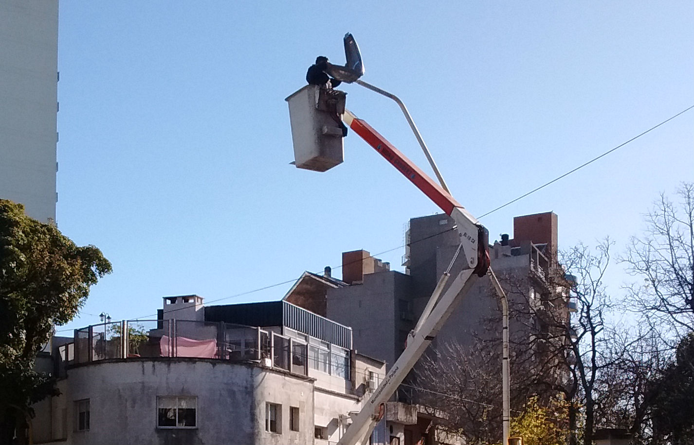 Colocan lámparas Led en avenida Almafuerte, Galán y Alameda de la Federación.