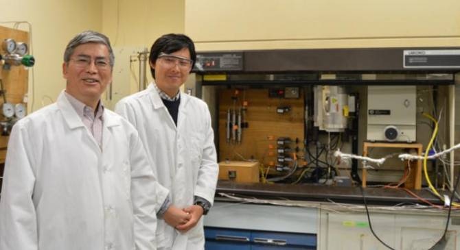 Chunshan Song, a la izquierda, y Xiao Jiang. (Foto: Penn State)