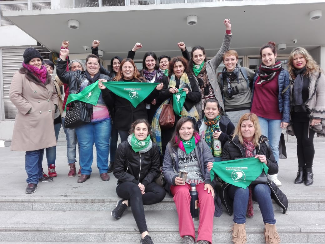 Integrantes de ATE y de la Asamblea Participativa de Mujeres, Lesbianas, Travestis y Trans de Paraná celebraron el fallo en Tribunales.