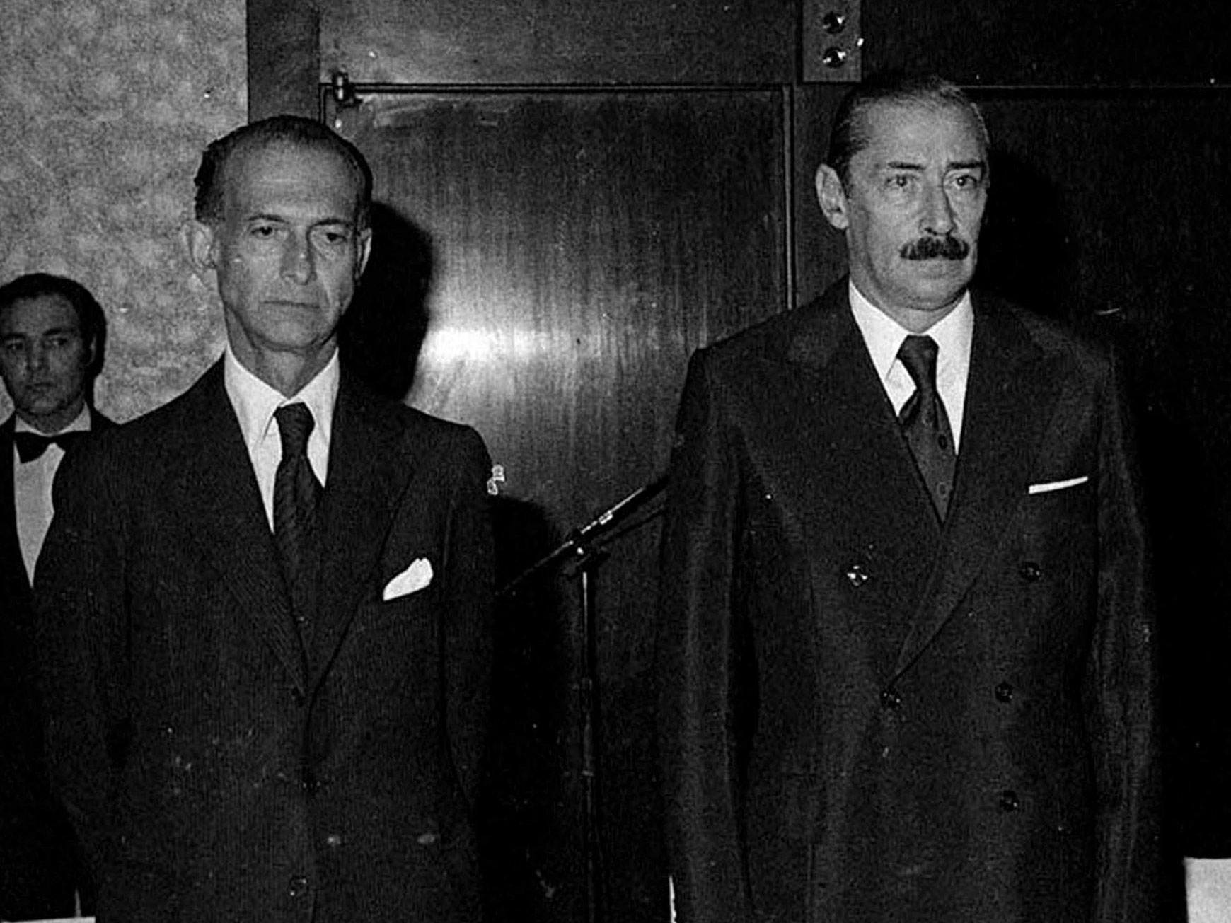 Martínez de Hoz (izq), puso en práctica una política económica nefasta, avalado por el ex presidente de facto Jorge Videla (derecha).