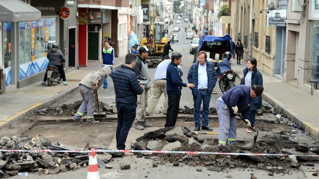 Varisco recorrió los trabajos de reconstrucción de la trama vial en calle Santa Fe.
