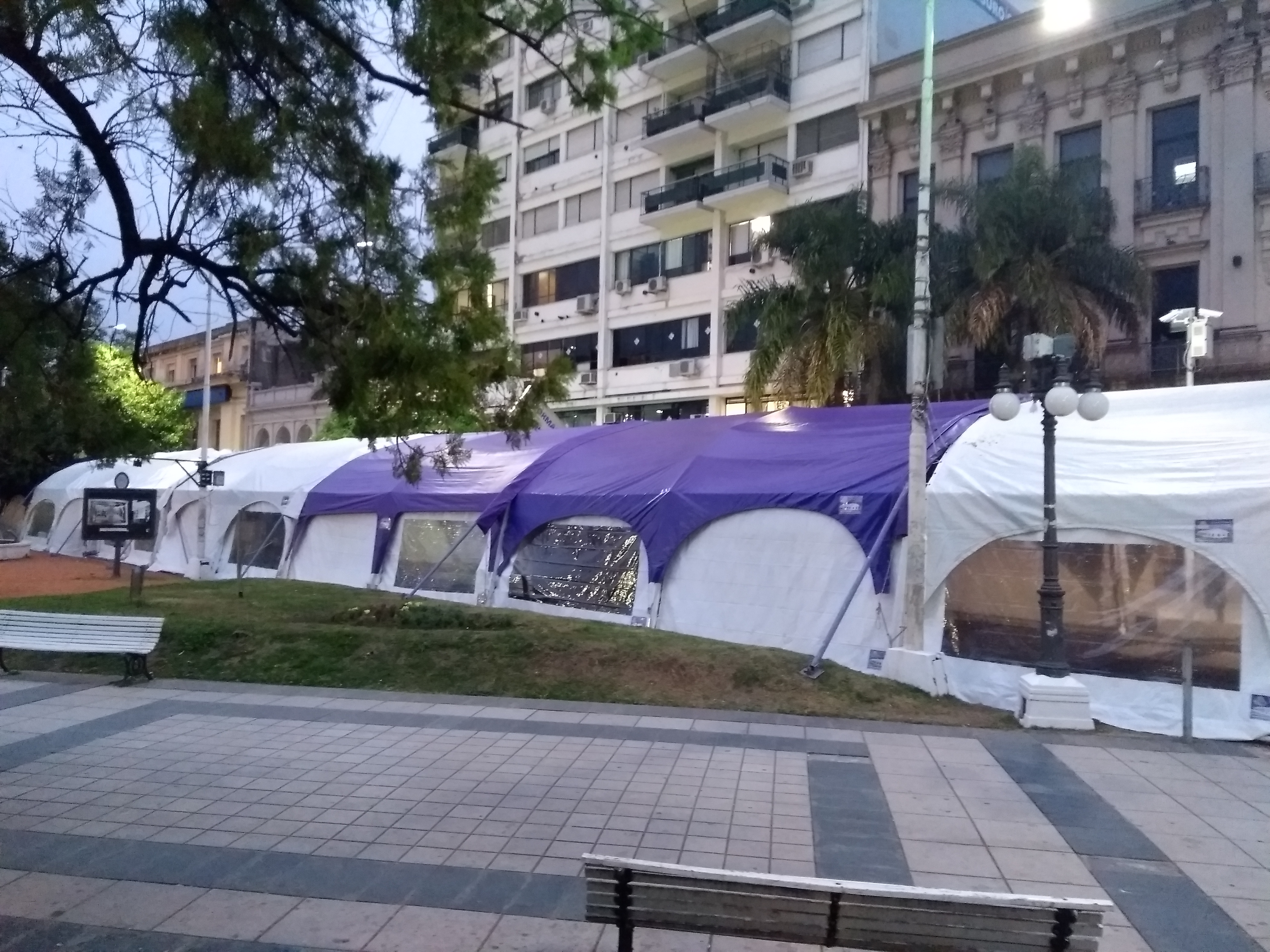 Feria en plaza de Mayo.