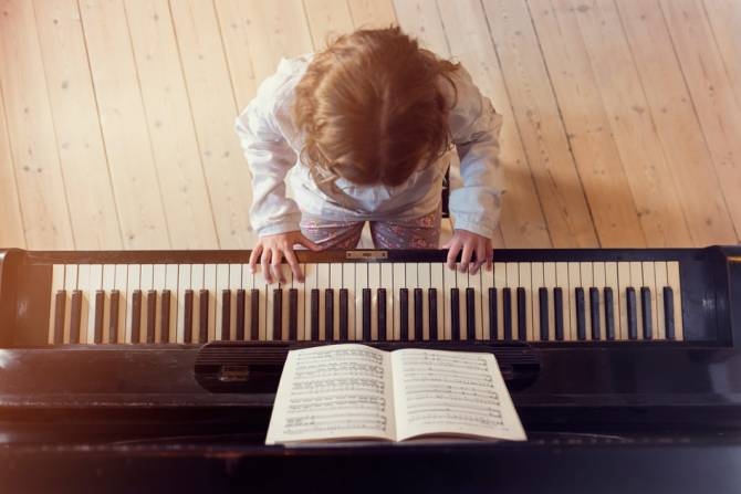 Las lecciones de piano potencian la capacidad de los niños de preescolar de distinguir entre tonos. (Foto: MIT)