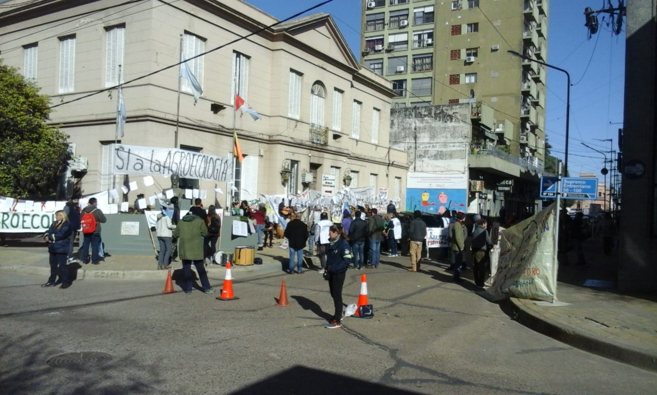 Realizaron una protesta para rechazar la medida de Seró.