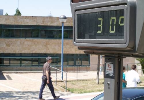 Un termómetro callejero muestra el calor de una manaña de verano. (Foto: Dicyt)