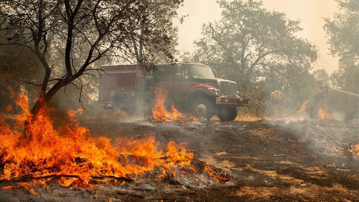 Más de 38.000 evacuados en el incendio de California