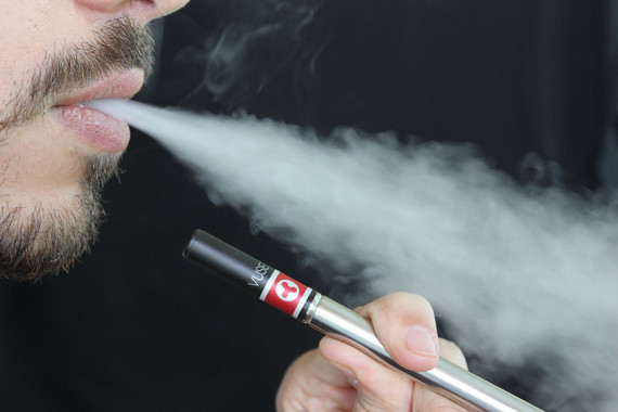El cigarrillo electrónico es cada vez más popular, pero la mayor parte de las investigaciones actuales sobre sus efectos se han centrado en la composición química del líquido del cigarrillo antes de que se vacíe. (Foto: Pixabay)