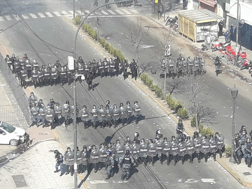 Infantería se prepara para reprimir a trabajadores