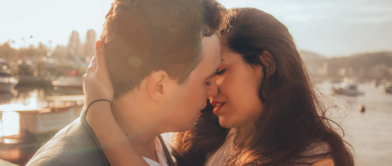 Besar, especialmente a la pareja, es el mejor antídoto contra el desánimo y una excelente manera de mejorar la salud integral.