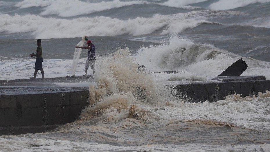 En Aparri, al norte del archipiélago, se nota el fuerte oleaje. (EFE)