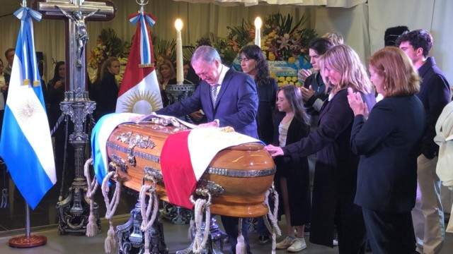 El Gobernador Schiaretti colocó la banda y bastón de mando sobre el féretro de De la Sota. Foto La Voz.