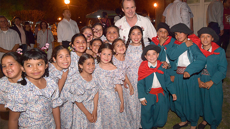 Bordet en Villa Domínguez: Inauguró luminarias y recorrió escuelas