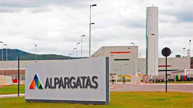 Alpargatas cerró dos fábricas y despidió a 450 empleados