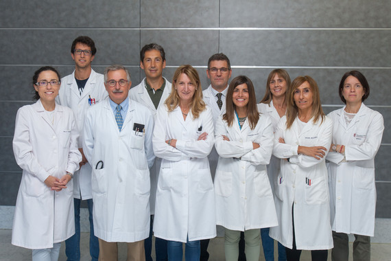 Delante: Estefanía Toledo, José A. Páramo, Josune Orbe, Agustina Salicio, Miriam Belzunce y Beatriz Zandio. Detrás: Manuel Navarro, José A. Rodriguez, Roberto Muñoz y Lara Montori, profesionales del Cima, Universidad de Navarra y CHN que participan en el estudio. / Manuel Castells