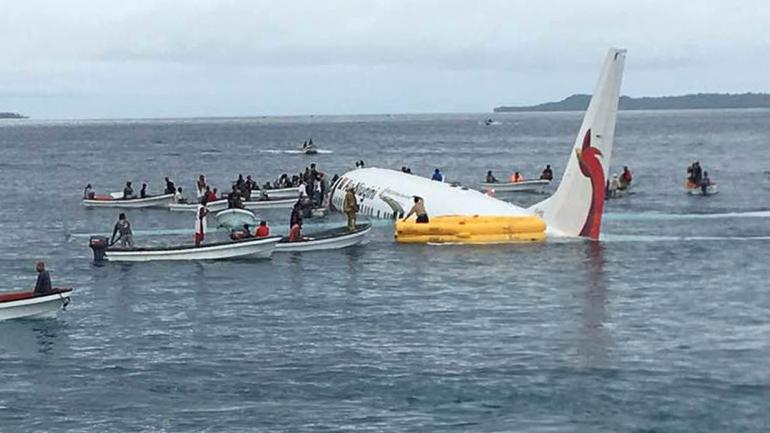 EN EL AGUA. El avión de of Air Niugini (James Yaingeluo vía AP).