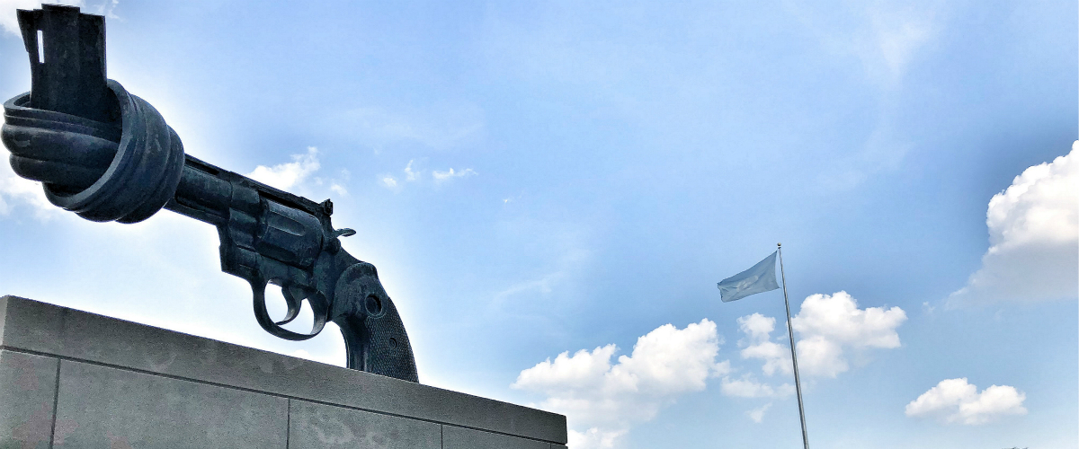 No violencia (or El arma anudada), escultura del artista sueco Karl Fredrik Reutersward, Foto ONU/Rick Bajornas.