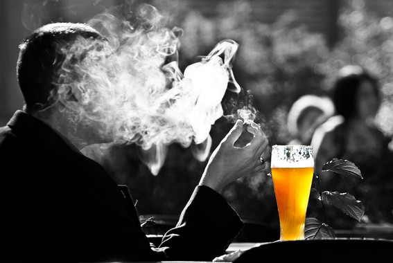 Entre los más de 6.000 compuestos químicos que forman parte del humo de tabaco, algunos son carcinógenos. (Foto: Pixabay)