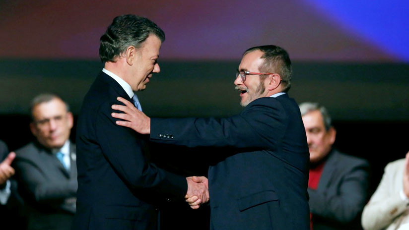 El expresidente de Colombia, Juan Manuel Santos, y Rodrigo Londoño, después de firmar un acuerdo de paz. 24 de noviembre de 2016