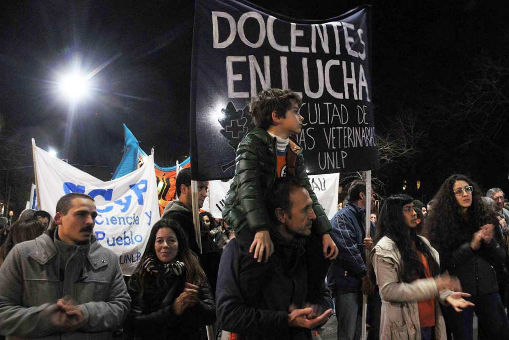 Buscan expulsar a cientos de docentes universitarios