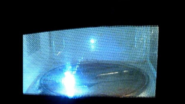 La radiación de microondas puede producir un campo eléctrico concentrado en los extremos, esquinas o bordes de objetos conductores.