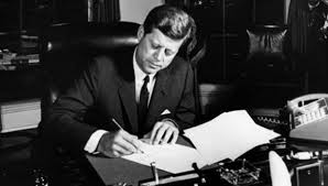 El 22 de octubre, Kennedy anunció el bloqueo de Cuba por la presencia de misiles rusos en la isla.