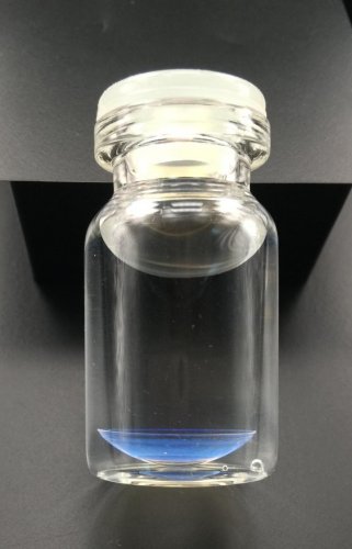 Unas lentes de contacto que son de un color claramente distinto después de liberar fármacos en el ojo podrían ayudar al personal sanitario y a los pacientes a determinar si un medicamento está llegando bien al ojo que se pretende tratar. (Foto: American Chemical Society)