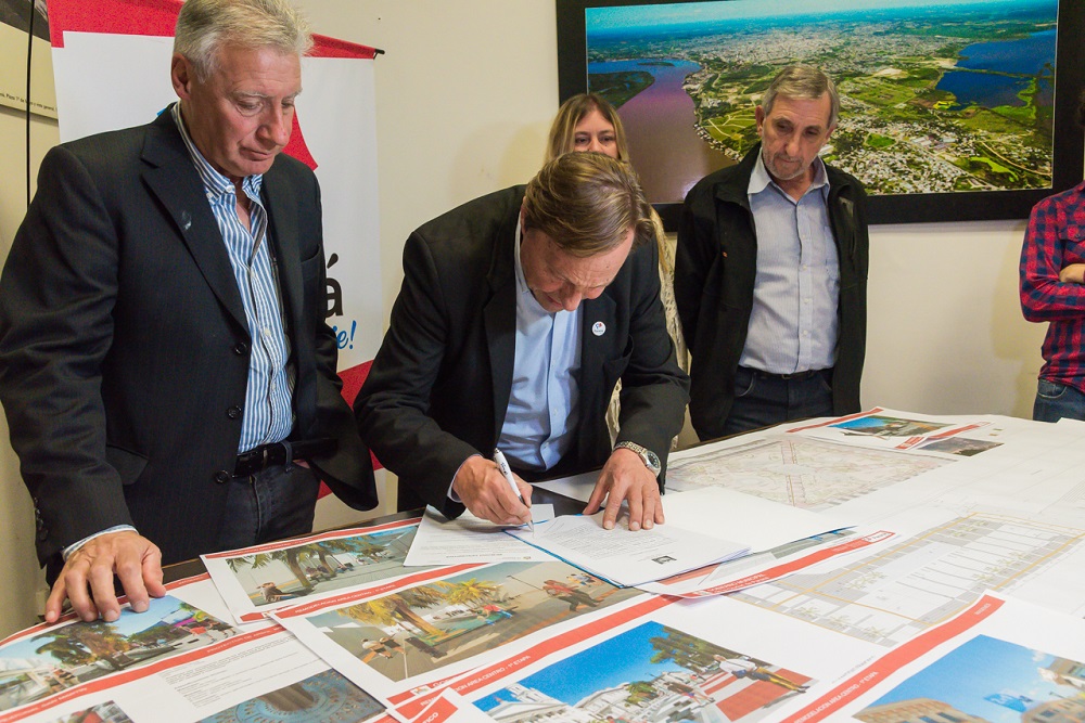 Varisco firma el contrato para el inicio de los trabajos que estarán de remodelación de Paraná.