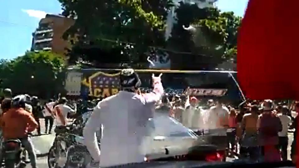 A poco de ingresar a la zona del estadio de River el equipo de Boca Juniors fue blanco de agresiones que terminó con algunos jugadores golpeados.