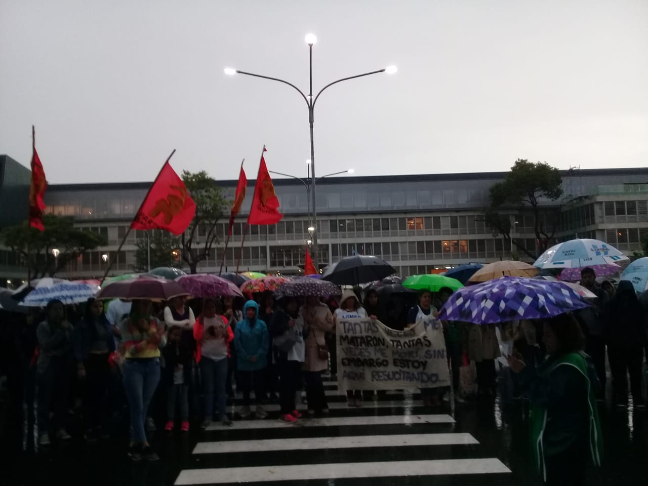 Al llegar a Casa de Gobierno, la marcha manifestó sus consignas en un documento al que tuvo acceso AIM.