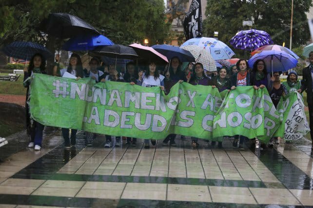 Bajo la lluvia, las mujeres dijeron no a la violencia de género.