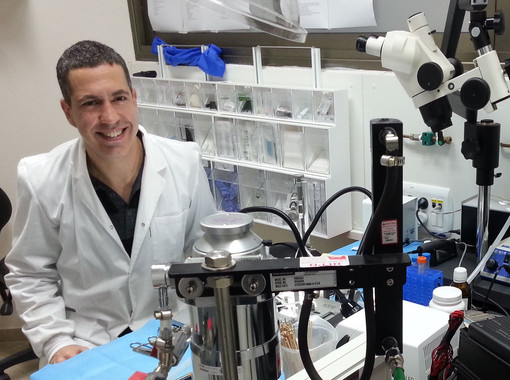 Yuval Nir en su laboratorio. Imagen cedida por el investigador.
