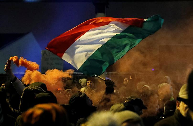 La bandera de Hungría ondea sobre los manifestantes en Budapest.Reuters