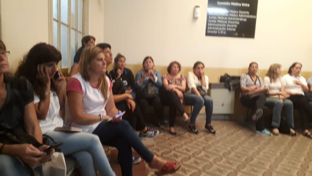 Docentes tomaron Clínica Médica para que el Gobierno acepte las altas médicas.