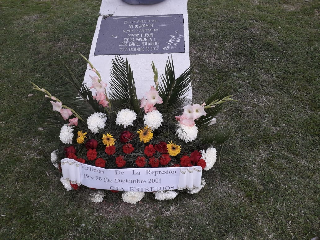 Ofrenda floral sobre el monolito que recuerda a las víctimas.