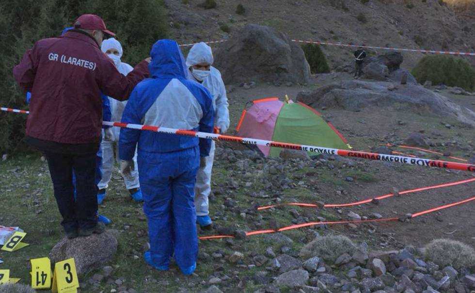Forenses marruecos en la escena del crimen.