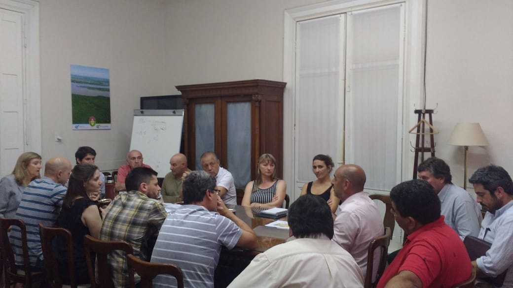 Funcionarios del Gobierno y dirigentes de FAA Entre Ríos se reunieron con los productores que se asentarán en el ex campo de Yedro.