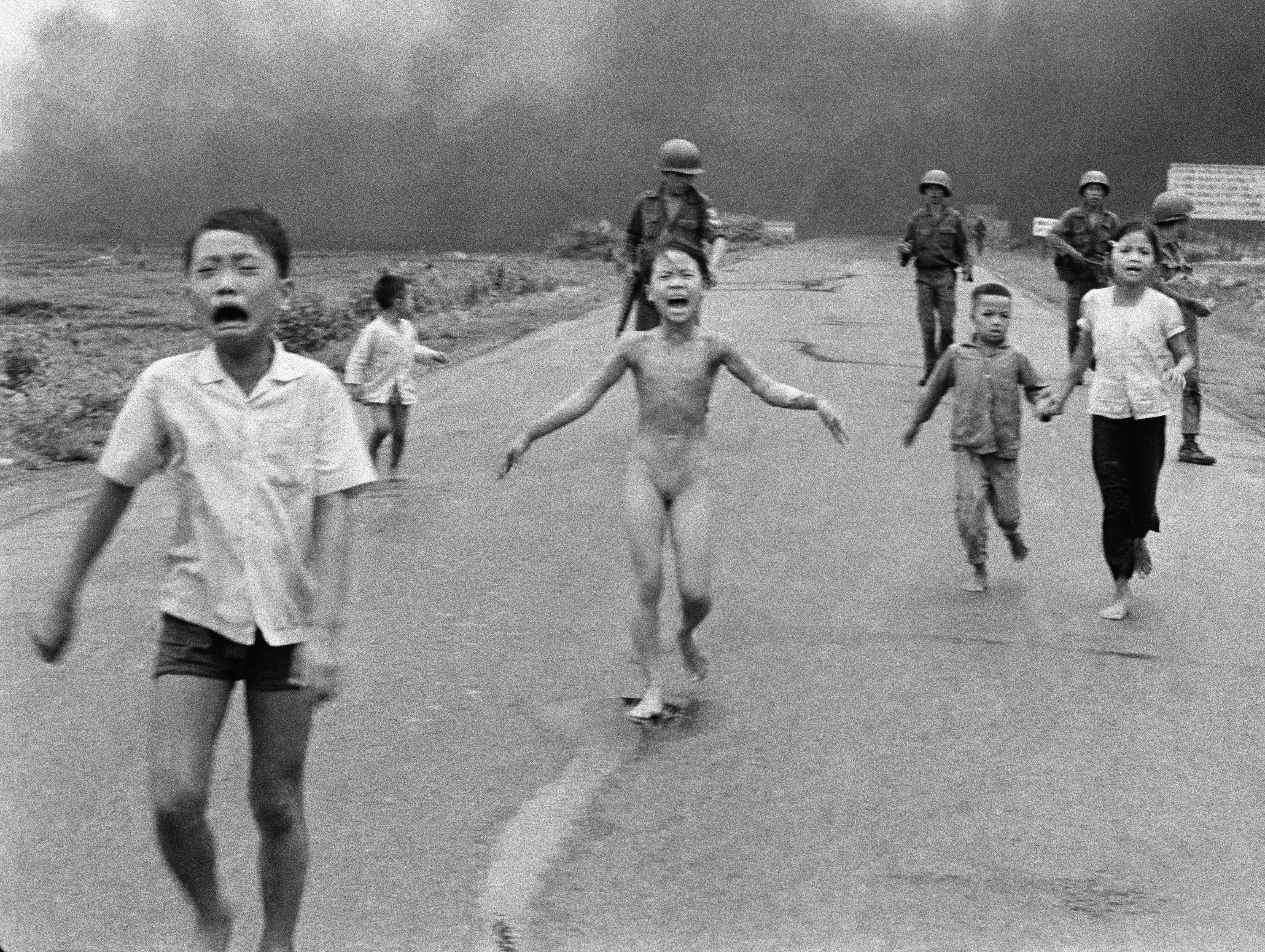Phan Thị Kim Phúc, la niña del napalm tras un bombardeo yanqui en Vietnam.