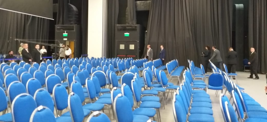 Bordet retirándose del auditorio del CPC. AIM.