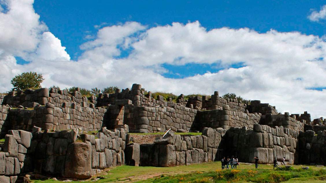 En el caso de Sacsayhuamán no es necesario forzar la imaginación: tiene todos los ingredientes de un misterio y la imponencia de las pirámides.