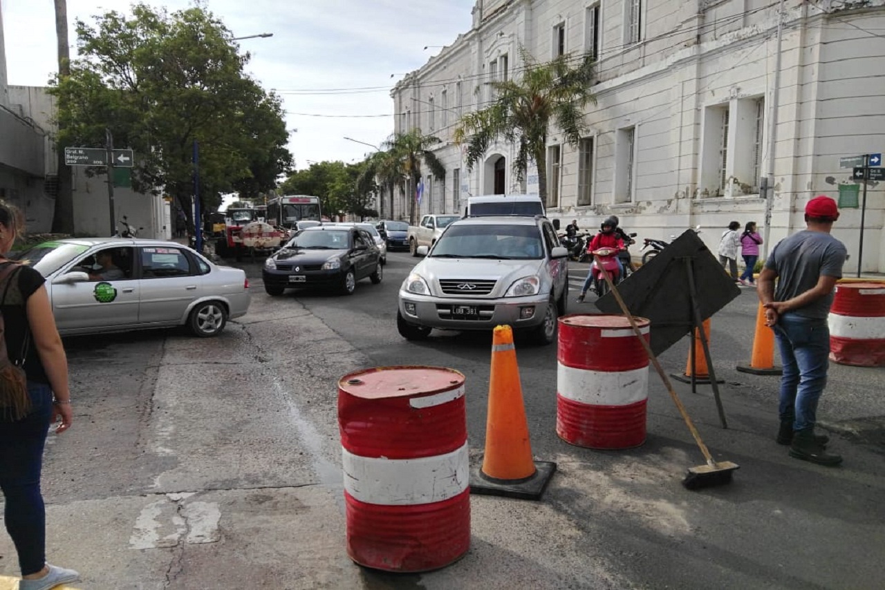 Cambios de recorrido en el transporte urbano por obras de bacheo.